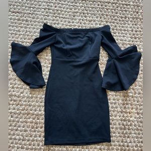 Off shoulder dress, black detail on the sleeves